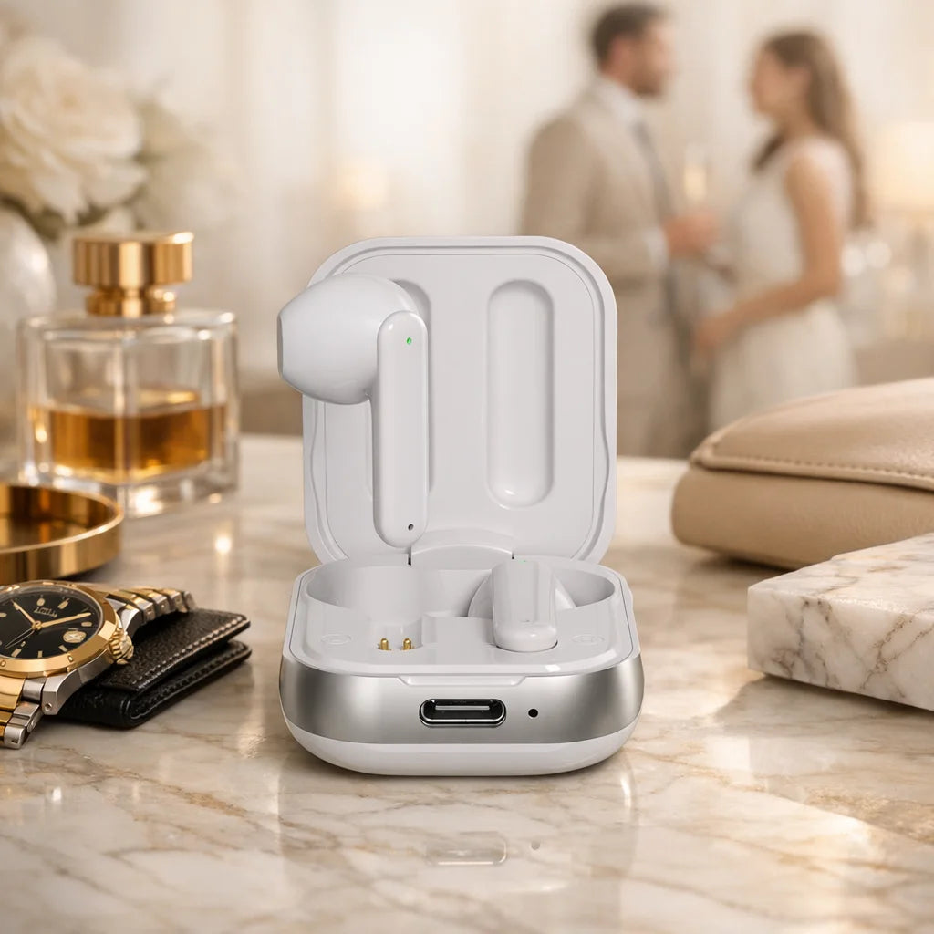 Witte EGS KW13 draadloze oordopjes in open oplaadcase op een marmeren tafel met luxe accessoires op de achtergrond.