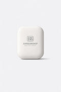 Witte oplaadcase van EGS KW13 draadloze oordopjes met Eargearshop logo op de voorkant.
