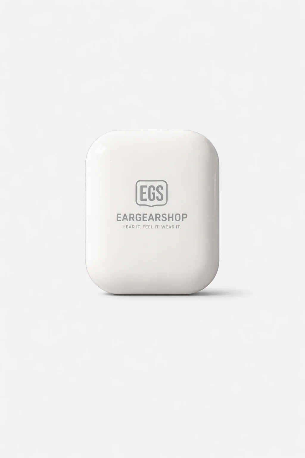 Witte oplaadcase van EGS KW13 draadloze oordopjes met Eargearshop logo op de voorkant.